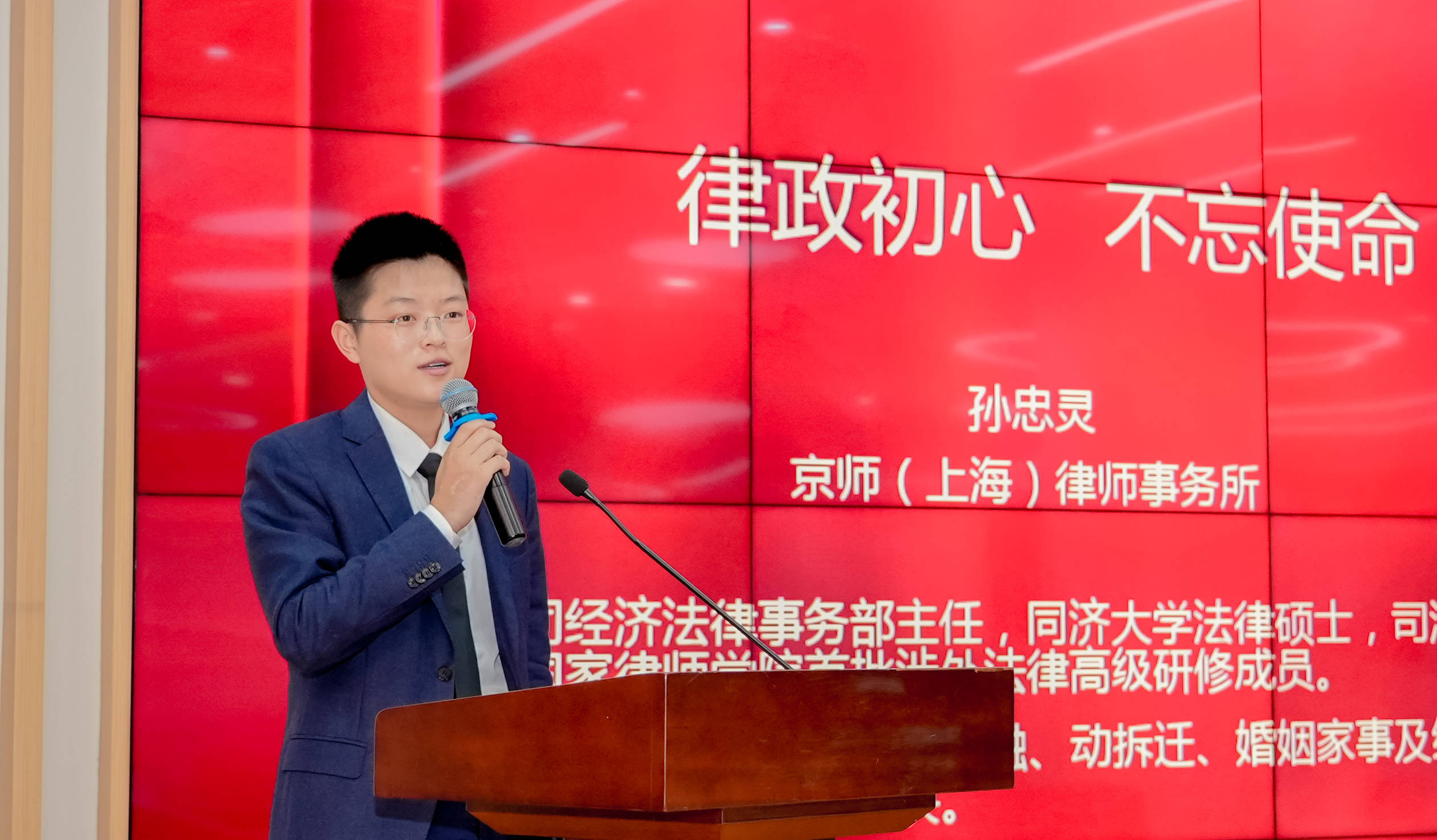 青年律师李勋与颜欣，以歌声献礼，共颂祖国华诞
