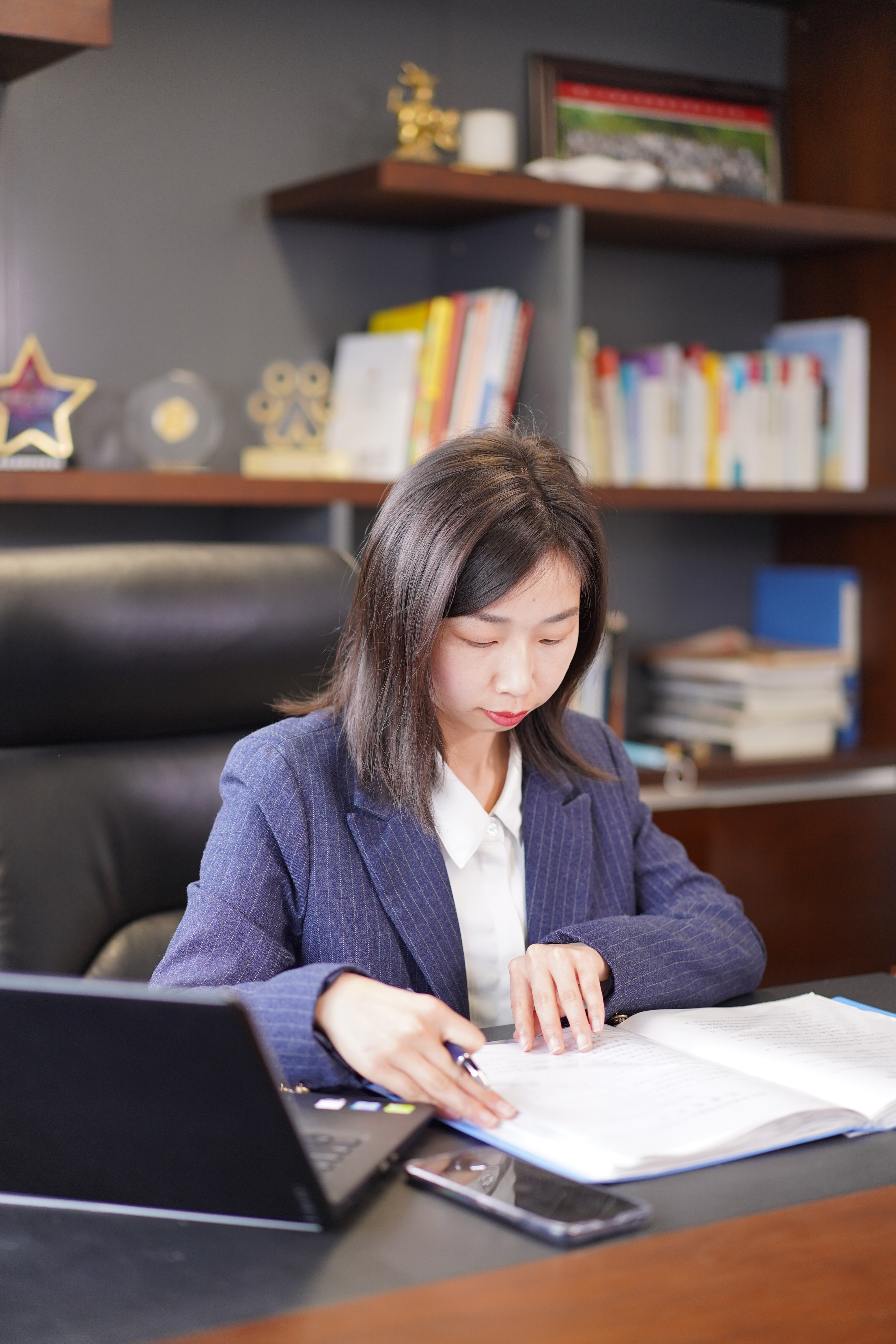 女律师的工作风格，智慧、坚韧与细致入微