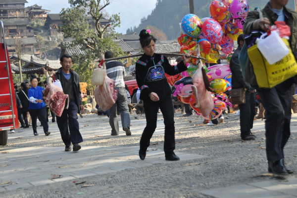 三佛律师事务所走进雷山·苗年，开展鼓藏节普法宣传——法治之光照亮民族文化节日