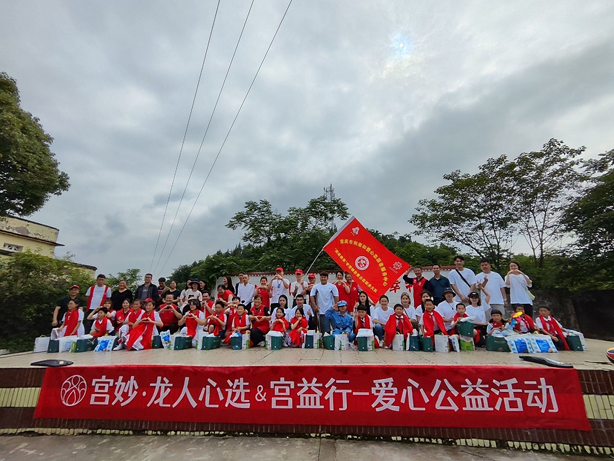 三佛律师事务所携手社会爱心人士为学校捐赠桌椅，情暖童心爱心相伴